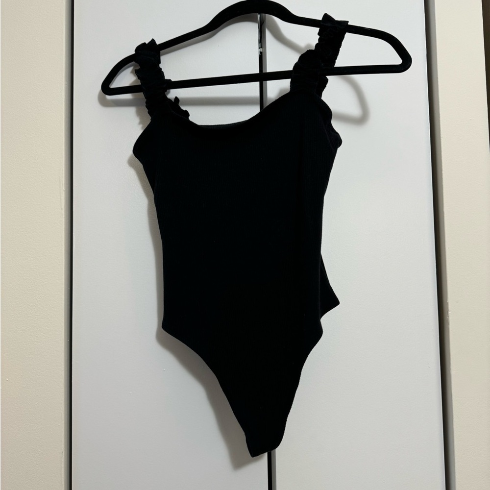 Aritzia Sunday Best - Crinkle sleeve bodysuit